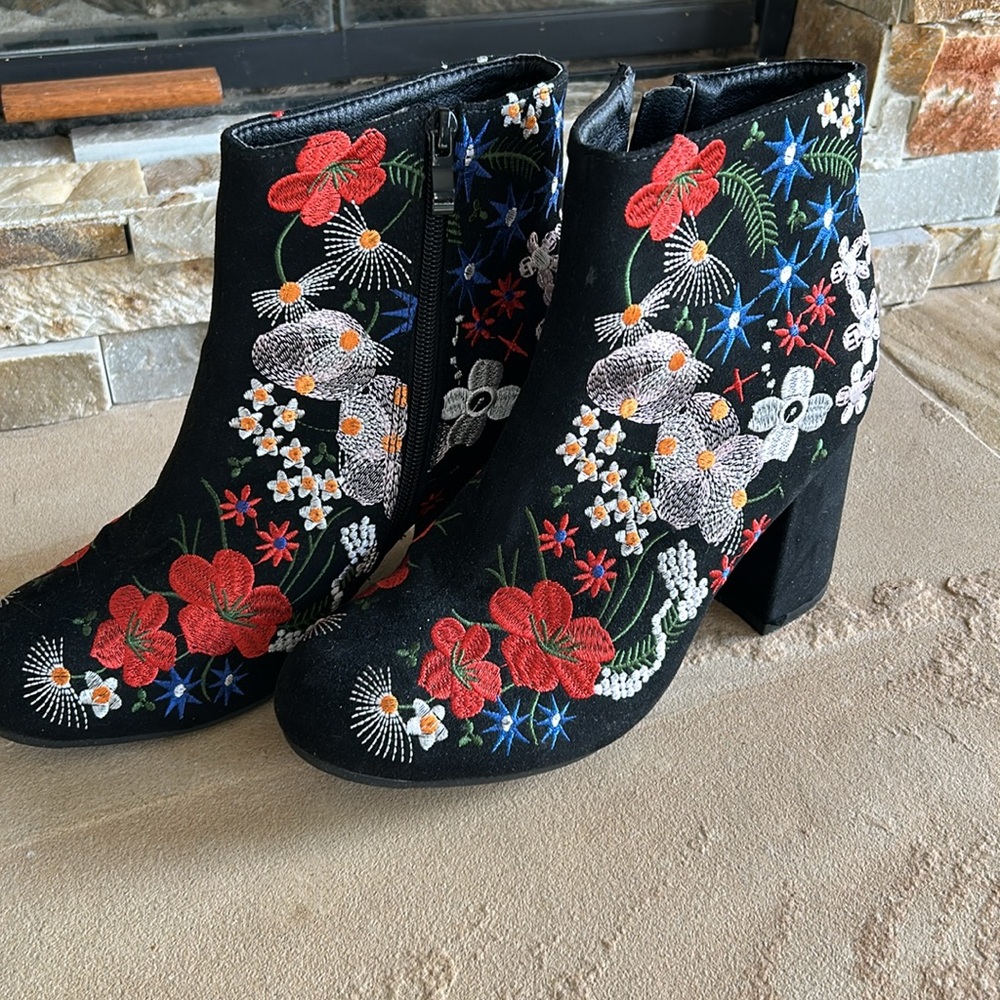 Black Floral Embroidered Block Heel Ankle Boots Round Toe Side Zip Booties - Picture 4 of 6